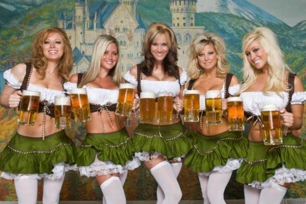 Sexy german girls in Oktoberfest: boobs, beer, cleavage ...